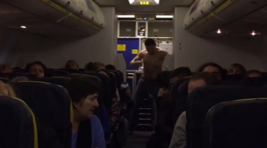 ryanair, passagier, dronken, boeing 737, riga, youtube